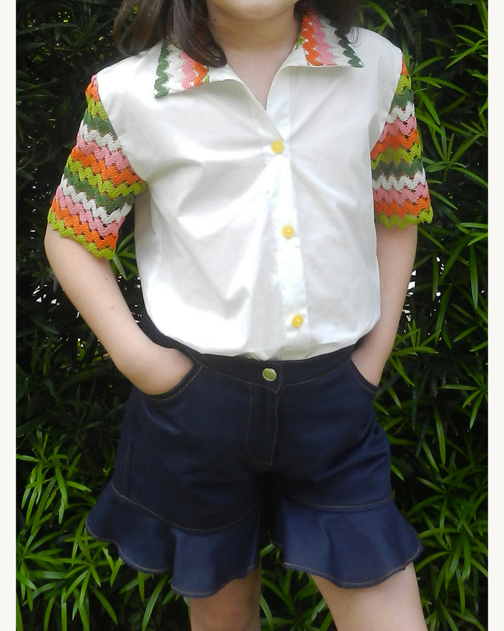 Miúdos Club — Shorts Frufru, Camisa Crochê Guaraná — Foto de ensaio